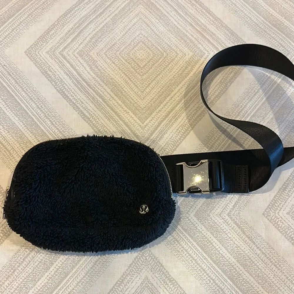 Lululemon Everywhere Fleece Belt Black & Silver Bag 1L